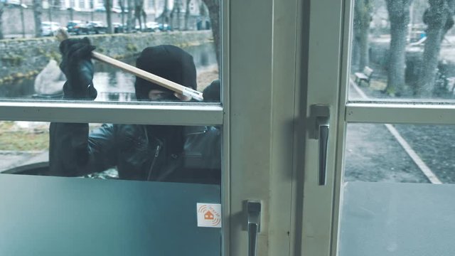 Einbrecher knacken haust&uuml;re und brechen ein