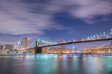 Obraz premium Night view of Manhattan and Brooklyn bridge