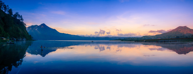 Obraz premium View of a lake and mountain in Bali Indonesia 