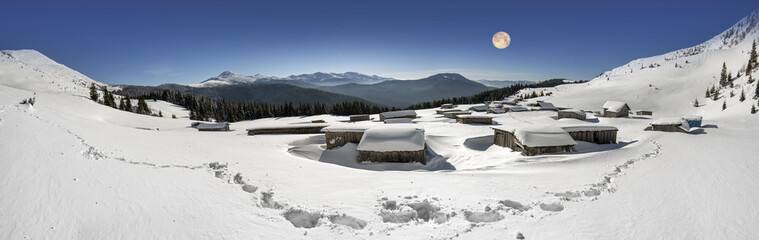 Obraz premium Snow-covered houses in the Carpathians