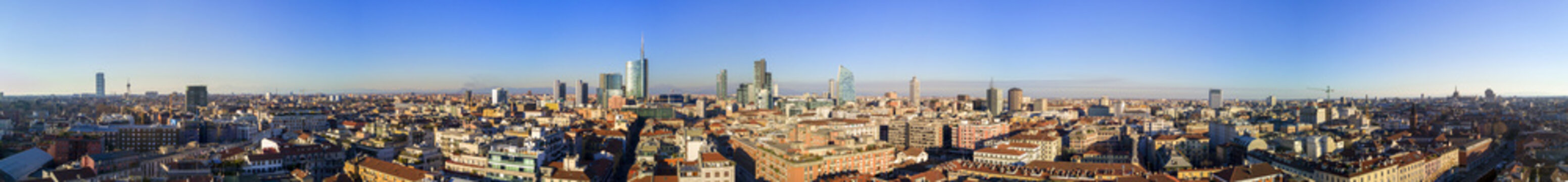 Vista aerea di Milano a 360 gradi. Palazzi abitazioni tetti e grattacieli del nuovo skyline milanese. Quartiere di Brera. Lombardia. Italia