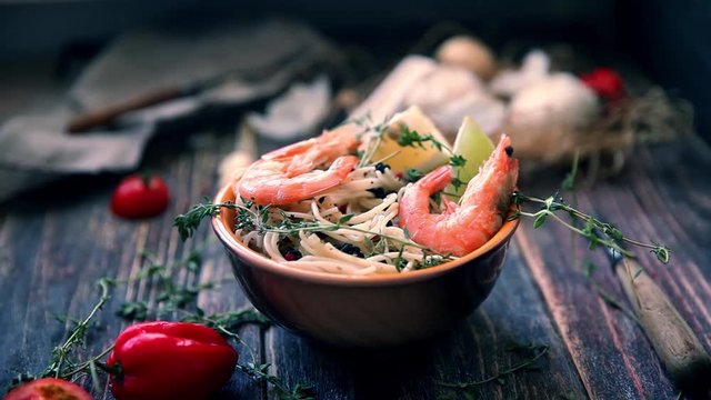 Shrimps in Singapore style spicy sauce