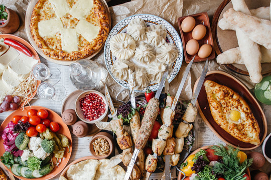 Много еды на столе. Вид сверху. Восточная кухня.