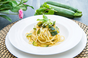 piatto di spaghetti con zucchine e foglie di menta