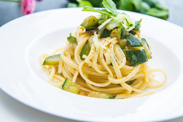 piatto di spaghetti con zucchine e foglie di menta