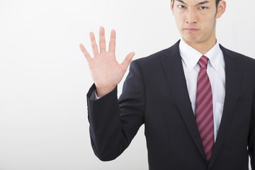 拒否　断る　禁止　警告　拒絶　NG　ダメ　ストップ　手のひらを出す　ビジネスマン　屋内　白バック