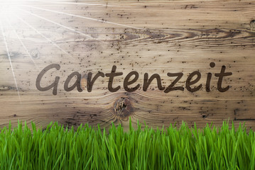 Sunny Wooden Background, Gras, Gartenzeit Means Garden Time