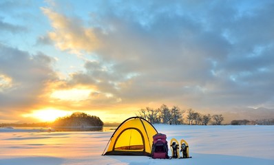 湖畔のキャンプ・朝陽の雪原