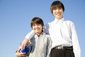 肩組みしカメラ目線の兄弟