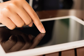 Obraz premium holding digital tablet 