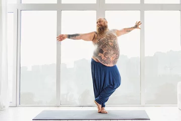 Foto op Plexiglas Man doet oefeningen op een yogamat © Yakobchuk Olena