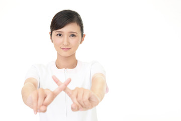 禁止の意思表示をするエステティシャン
