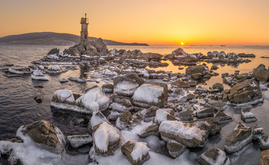 Fototapeta na wymiar Зимние льды на морском берегу