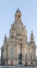 Fototapeta na wymiar Frauenkirche mit Martin Luther Statue im Vordergrund