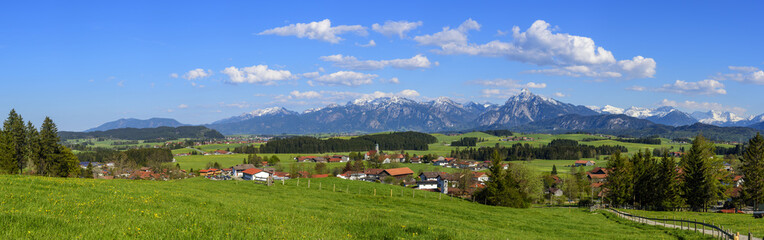 Fototapeta na wymiar weiß-blauer Himmel am ostallgäuer Alpenrand