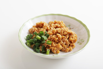 小皿に入れた納豆