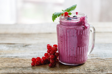 Smoothie of banana, red and black currants.