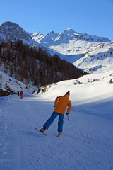 Fototapeta na wymiar Ski de randonnée dans la vallée de Val-d'Isère en Savoie, France