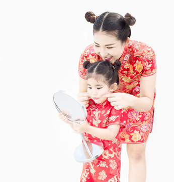 mum and daugther make up dress in chinese