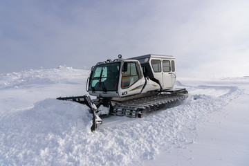 Silver ratrack in action - cleaning the road for the skiers