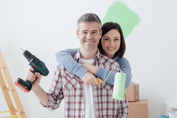 Couple doing home renovations - obrazy, fototapety, plakaty