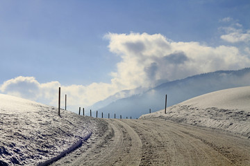 Straße - Schnee - Schneefahrbahn - Winter - Alpen