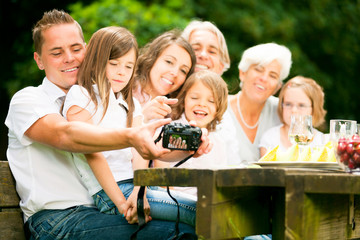 Obraz premium Big Family Posing For A Group Shot