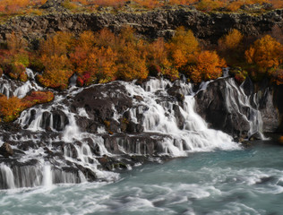 Die Wasserfälle Hraunfossar im Westen von Island im Herbst