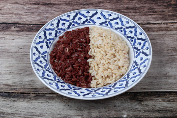 Ready served of brown rice and organic red jasmine rice.