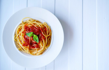 паста с томатным соусом и базиликом. Спагетти