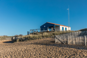 Cabane des sauveteurs, plage de la Paracou &agrave; La Chaume
