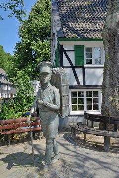 der Solinger Brezeltr&auml;ger in Solingen-Unterburg,Bergisches Land,NRW,Deutschland