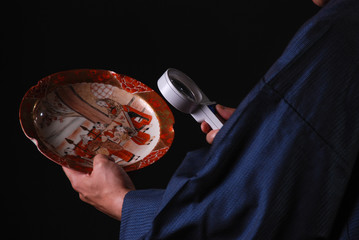 骨董品を鑑定する