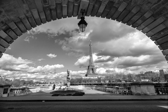 Fototapeta Wieża Eiffla widok z mostu Bir Hakeim, Paryż, Francja