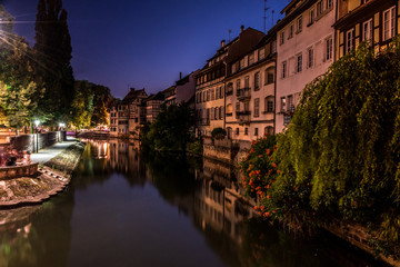 Fototapeta na wymiar L'Ill et la Petite France de nuit à Strasbourg, France