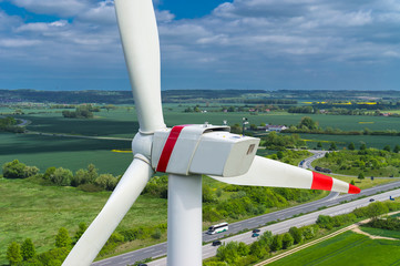 Luftbild einer Windenergieanlage an Autobahn