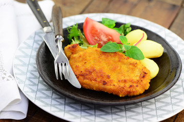 Schnitzel mit Kartoffeln und Salat