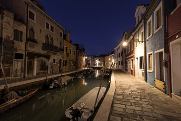 Obraz premium Canal auf der Insel Burano am Abend