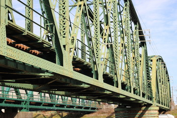 河川のトラス橋