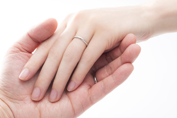 結婚指輪をした男女の手