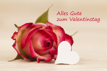 rote Rose auf einem Holzhintergrund mit Herz und Text
