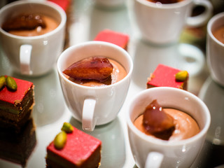 Schokoladenmousse mit einer kandierten Pflaume