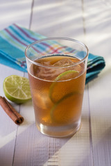 Copo refrescante de chá gelado mate com limão e canela