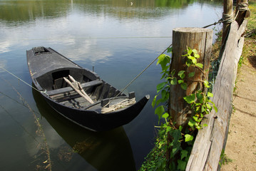 Obraz premium Row Boat on the shoreline