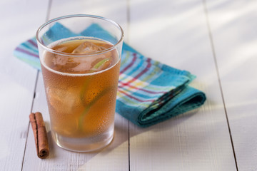 Copo refrescante de chá gelado mate com limão e canela