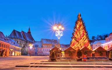 Naklejka premium Beautiful Christmas market scene outdoors in Brasov city, in winter holiday season