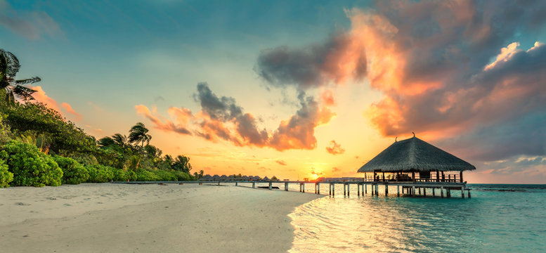 Fototapeta Panorama of small island resort in Maldives, Indian Ocean