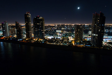 Obraz premium Night image of buildings in the city