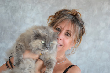Femme passion des chats (ailurophile)
