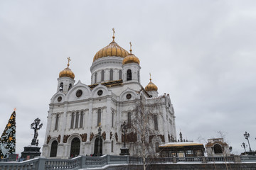 Fototapeta na wymiar view of the Christ the Savior Cathedral, Moscow Orthodox church with golden domes, Russia 